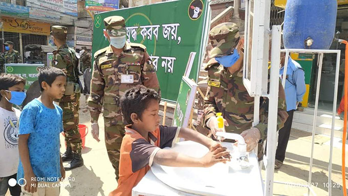 Bangladesh Army sets up hand washing points to raise public awareness to prevent COVID-19