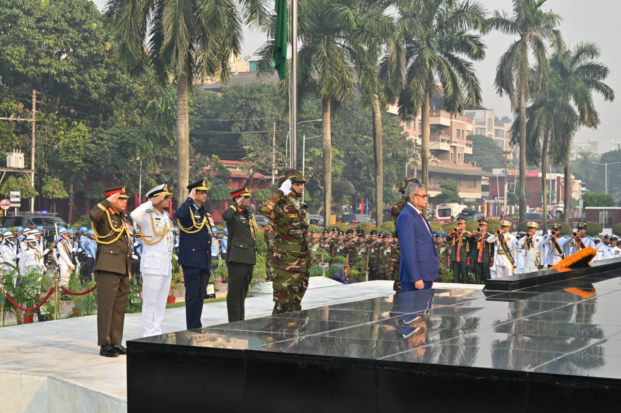 যথাযোগ্য মর্যাদায় আজ সশস্ত্র বাহিনী দিবস উদ্‌যাপিত