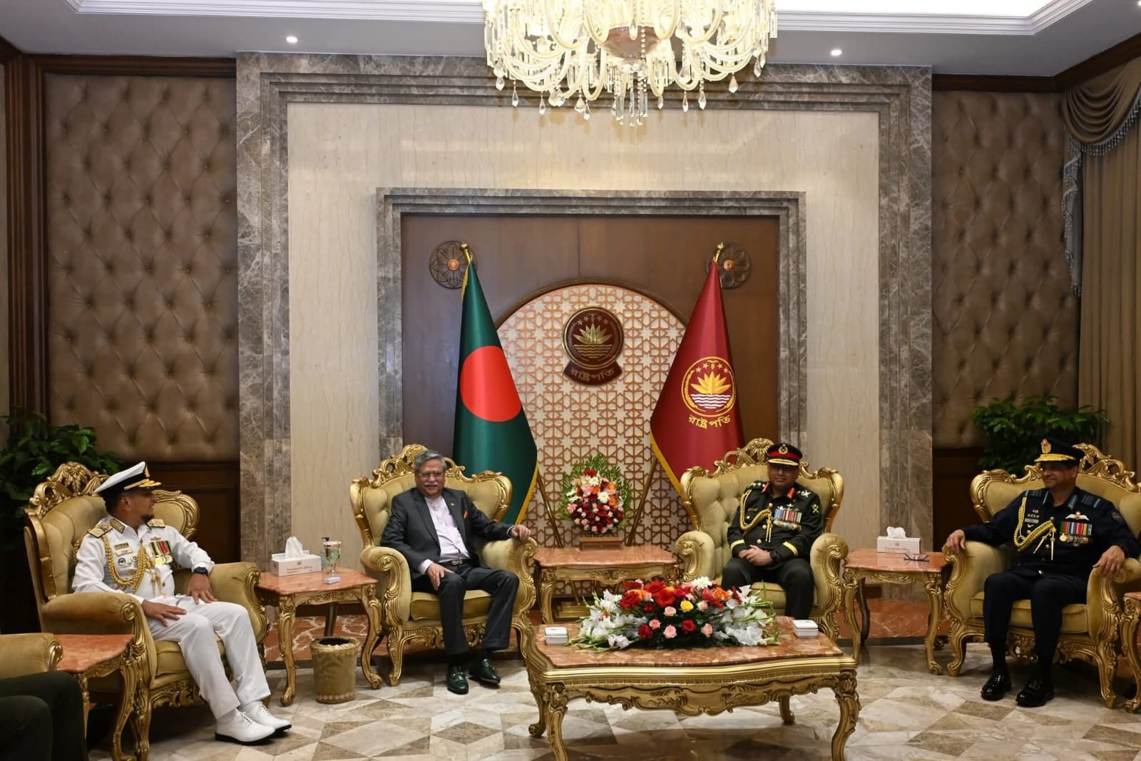 যথাযোগ্য মর্যাদায় আজ সশস্ত্র বাহিনী দিবস উদ্‌যাপিত