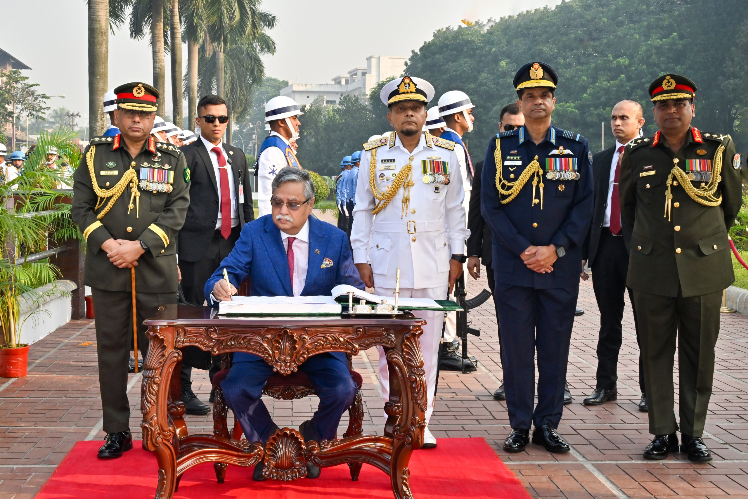যথাযোগ্য মর্যাদায় আজ সশস্ত্র বাহিনী দিবস উদ্‌যাপিত