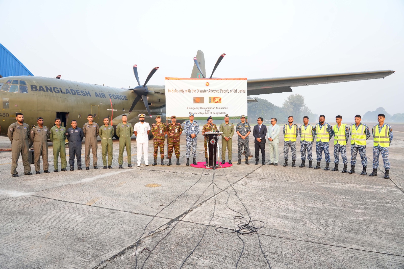 শ্রীলংকায় ঘূর্ণিঝড় ও বন্যায় আক্রান্ত জনগণের জন্য বাংলাদেশ সরকারের জরুরি ত্রাণ সহায়তা প্রেরণ