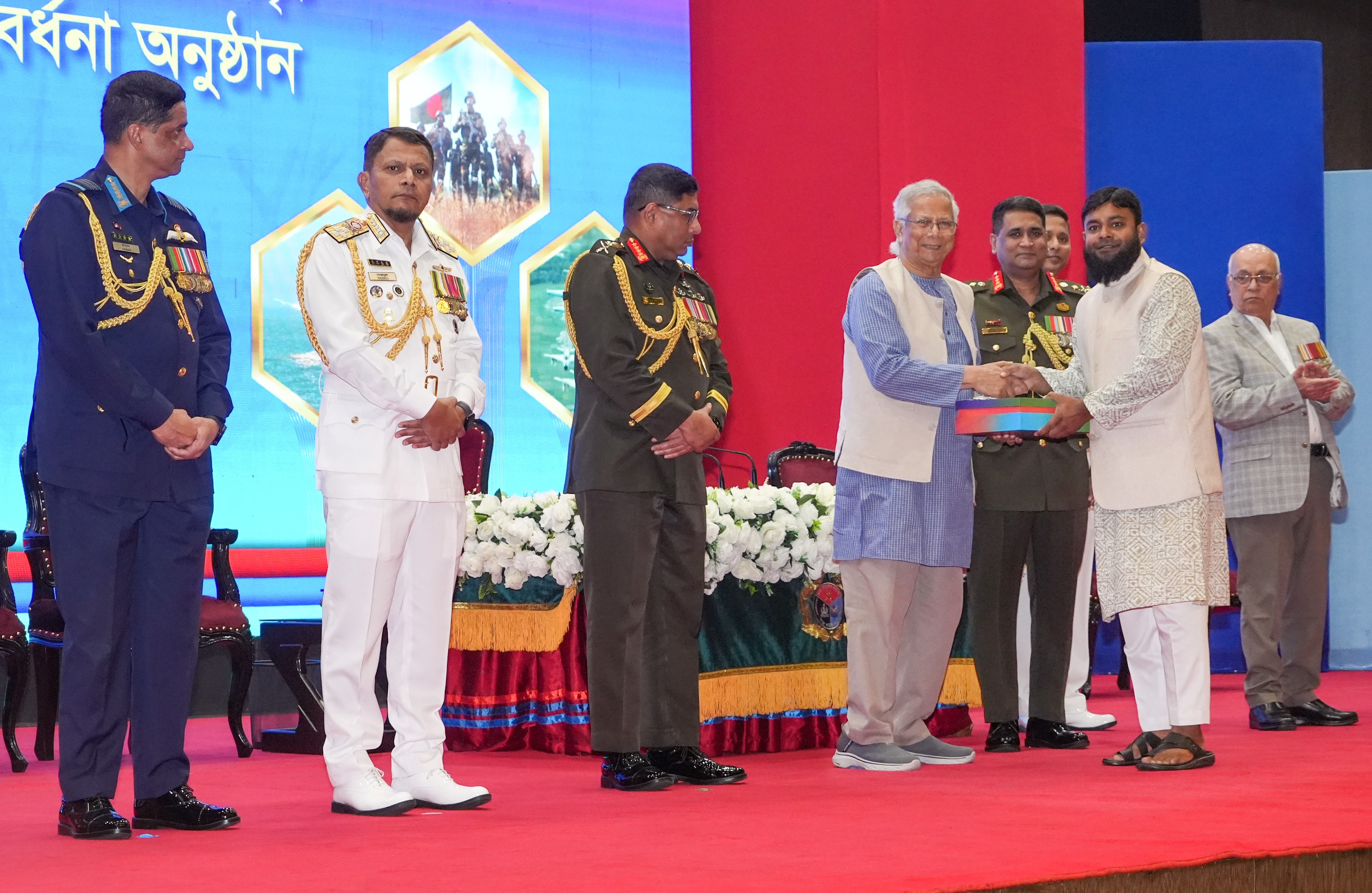 যথাযোগ্য মর্যাদায় আজ সশস্ত্র বাহিনী দিবস উদ্‌যাপিত