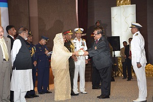 Hon’ble Prime Minister handing over gift to a gallantry award winner Freedom Fighter